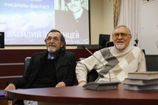 Киновед, журналист Геннадий Хазанов и писатель-фантаст Василий Звягинцев на встрече с читателями. 