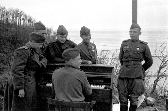 На берегу залива Фришес-Хафф (ныне Калининградский залив). Апрель 1945 года. Автор М. Марков-Гринберг.