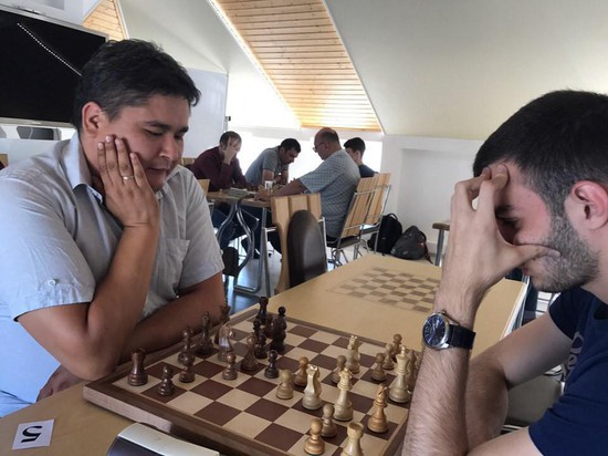 За шахматной доской - победитель соревнований Александр Утнасунов. 