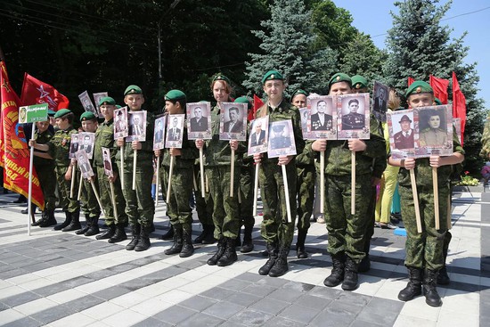 «Бессмертный полк». Кадеты прошли с портретами воинов  сформированного на Ставрополье 123-го пограничного полка.