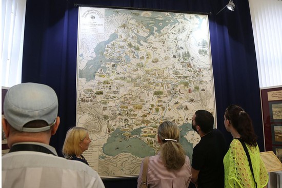 Посетители подолгу задерживались возле «Иллюстрированной карты Европейской России».