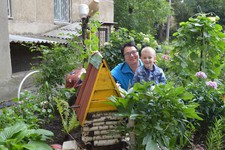 Старшая дома Галина Печенюк с помощником — внуком Ильей.