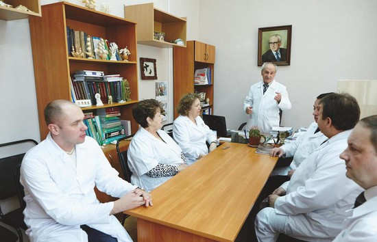 Профессор Эдуард Арушанян с коллегами.