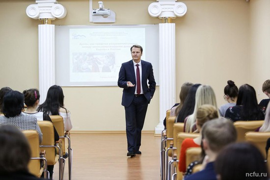 Кандидат исторических и юридических наук Игорь Зозуля читает научно-популярную лекцию. 