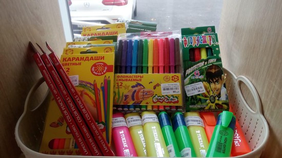 Цветные карандаши тоже можно купить по разной цене…