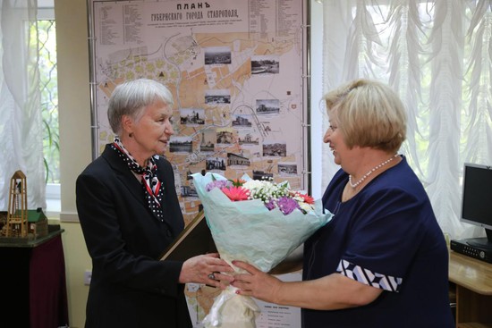 Елена Ивановна Долгова вручает цветы и благодарность Татьяне Павловне Петровой.