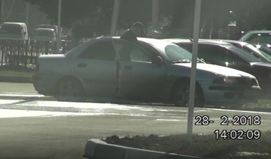 Кадр из видеозаписи, на которой директор предприятия садится в машину полицейского.