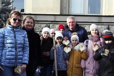  Андрей Джатдоев среди участников высадки ёлок у Дома правительства, декабрь 2019 года.