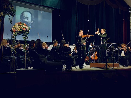 На сцене – симфонический оркестр Ставропольской филармонии, солирует - лауреат международных конкурсов Карэн Шахгалдян.