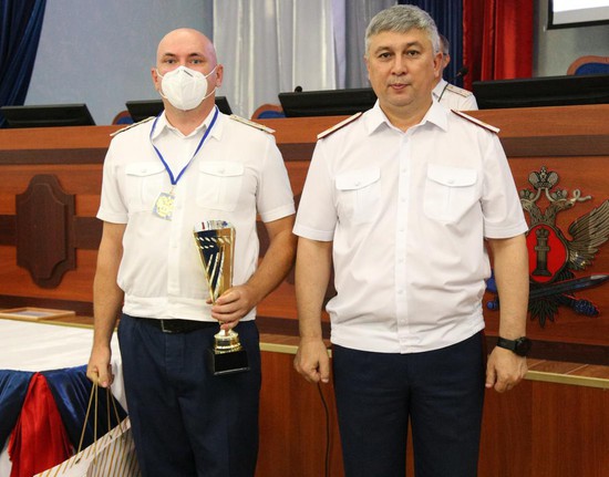 Анзор Ирисханов поздравил Артема Дзыгу с победой. Фото УФСИН СК.