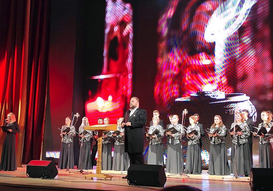 На сцене ДДТ – Архиерейский хор Свято-Духова кафедрального собора Минска.