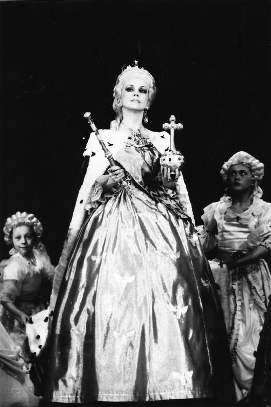 Наталья Зубкова в роли Екатерины II  в спектакле «Фаворит». Фото из фондов Ставропольского государственного архива.