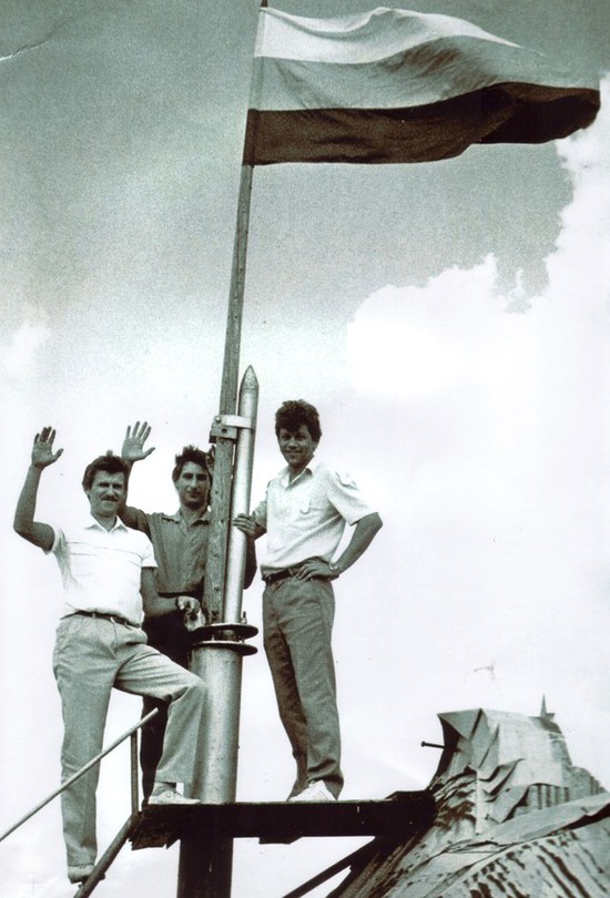 Работники Ставропольского крайисполкома водружают российский флаг на здание Дома Советов (Ставрополь, 26 августа 1991 года).
