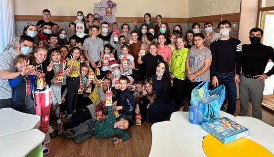 Общественники поздравили детей в Ставрополе. Министерство Ставрополья по нацполитике и делам казачества