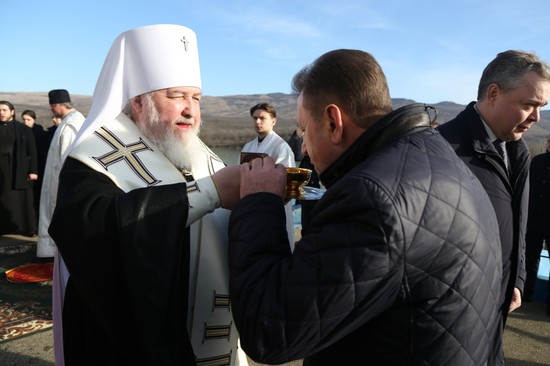 Глава Ставрополя Иван Ульянченко испил святой воды