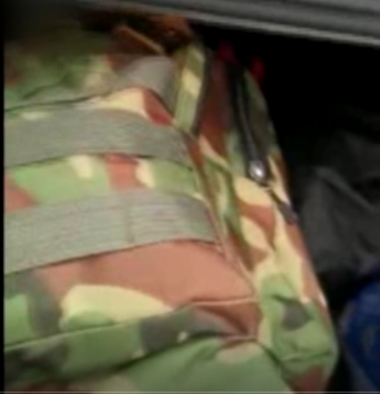 Найденная на дороге автоинспекторами сумка. Скриншот из видео ГИБДД ГУ МВД России по Ставропольскому краю