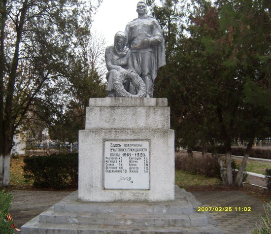 Так памятник героям Гражданской войны выглядел в 2007 году. Администрация Кочубеевского округа Ставрополья