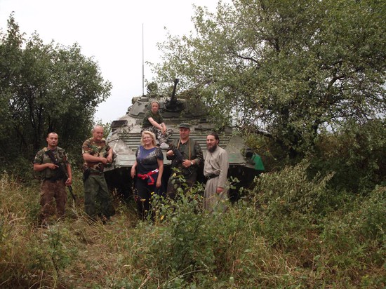 Елена Павлова с луганскими и ставропольскими ополченцами на Донбассе, август 2014 года